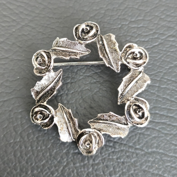 VTG Sarah Coventry Brooch Silver Tone Wreath of Roses "SARAH COV" Open Circle - Picture 3 of 9